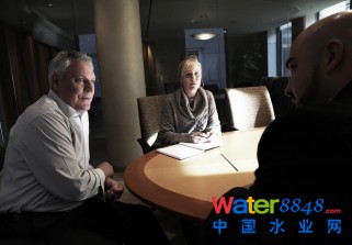 多倫多電力公司的高級項目顧問 Albert Payne、技術能源顧問 Jennifer Grado 與格蘭富業務開發經理 Feras Marish 談話 多倫多電力公司的高級項目顧問 Albert Payne、技術能源顧問 Jennifer Grado 與格蘭富業務開發經理 Feras Marish 談話