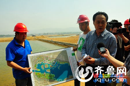 沂源縣田莊水庫管理處負責人介紹濕地項目建設情況