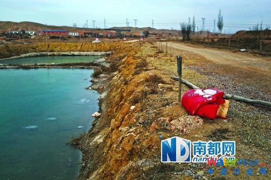 村民們將礦井污水囤起來,變成了收費釣魚塘。 村民們將礦井污水囤起來,變成了收費釣魚塘。