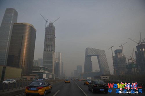 12月19日,北京首次在空氣質量良好時提前預警,各部門應對進入“常態化”。根據紅色預警有關要求,啟動后將在全市范圍實施機動車單雙號行駛;建議中小學、幼兒園停課;企事業單位可實行彈性工作制等舉措。 <a target='_blank' >中新網</a>記者 金碩 攝 12月19日,北京首次在空氣質量良好時提前預警,各部門應對進入“常態化”。根據紅色預警有關要求,啟動后將在全市范圍實施機動車單雙號行駛;建議中小學、幼兒園停課;企事業單位可實行彈性工作制等舉措。 <a target='_blank' >中新網</a>記者 金碩 攝