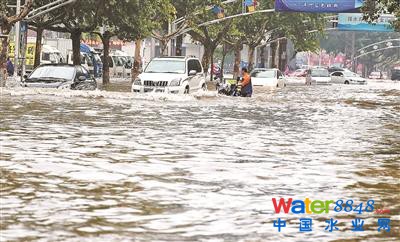 18日開始,北方多地遭受暴雨侵襲,河北邯鄲、山西太原等地爆發城市內澇,部分道路交通中斷。根據中央氣象臺統計,這是今年入夏以來,華北、黃淮等地出現的最強降雨。