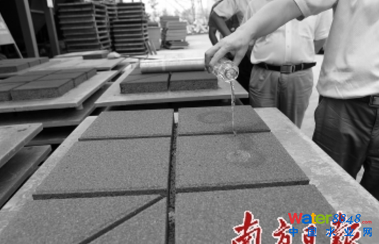 用河底淤泥燒制的透水磚,滲水能力極強,實現了廢物再利用。