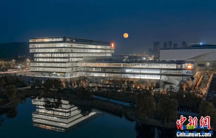 圖為,中建三局承建小米武漢總部項目 鐘三軒 攝 圖為,中建三局承建小米武漢總部項目 鐘三軒 攝