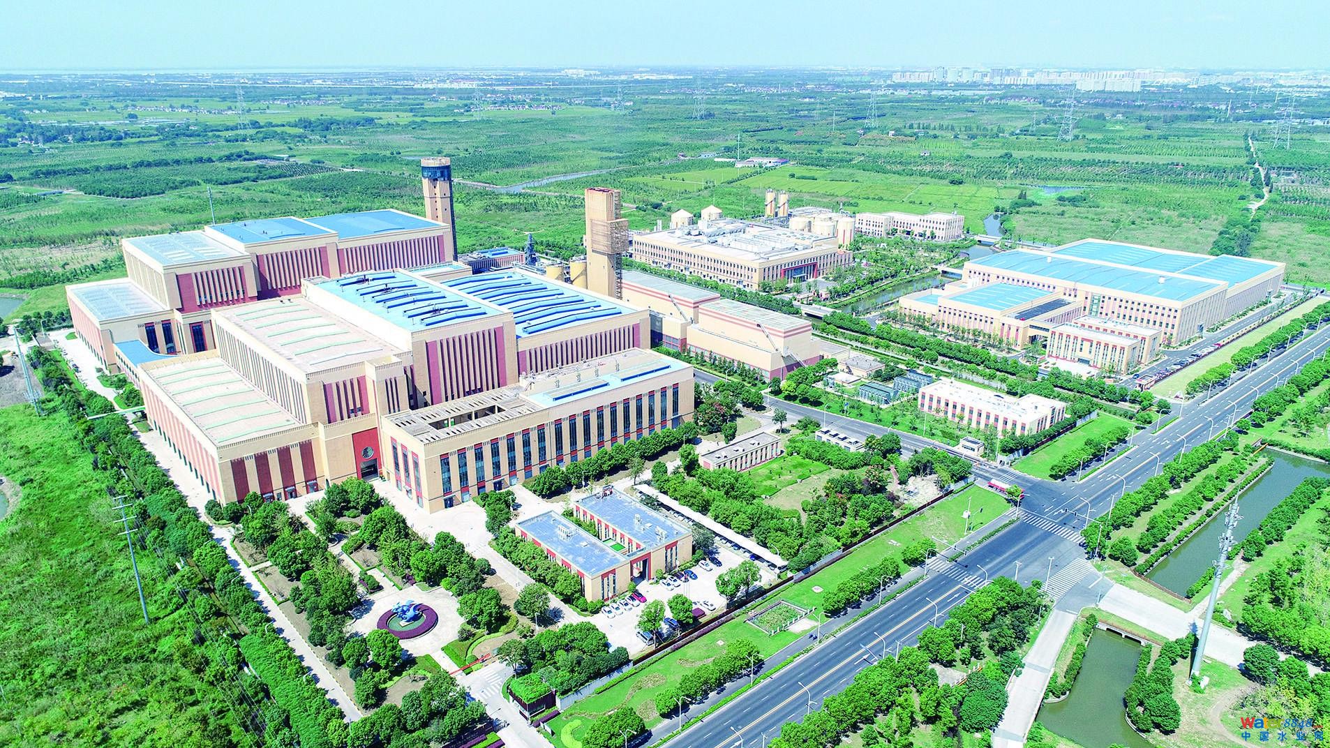 圖為天馬無廢低碳環保產業園航拍外景和內部設備。